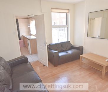 3 Bedroom End Terraced House - Photo 3