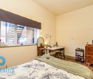 3 bed Flat for Rent - Photo 5