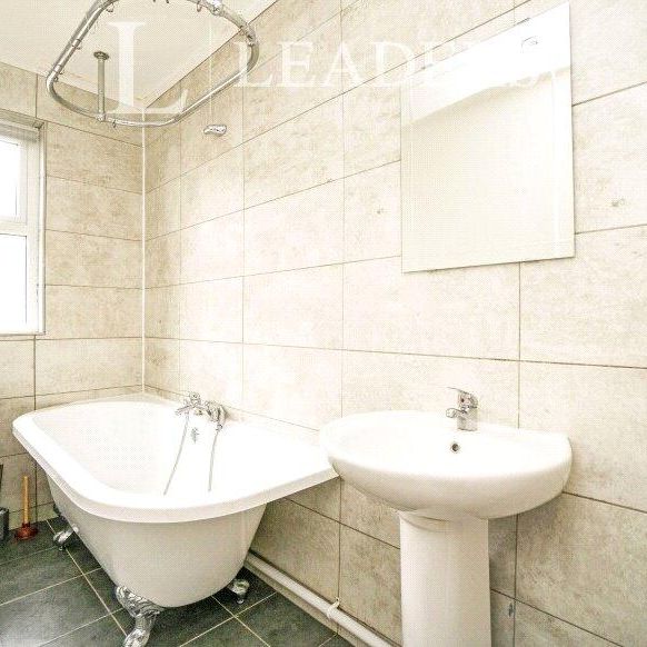 6 bedroom semi-detached house to rent - Photo 1