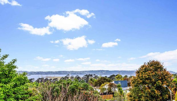 Spacious Six-Bedroom Family Home with Views - Photo 1