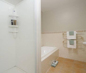 Sunny & Spacious Meadowbank Home - Photo 6