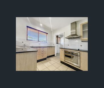 Low maintenance villa in sought after location - Photo 4