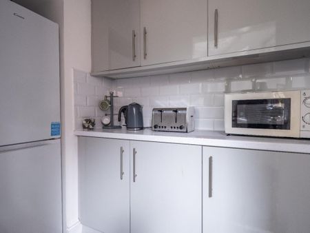 2 bedroom ground floor flat to rent - Photo 2