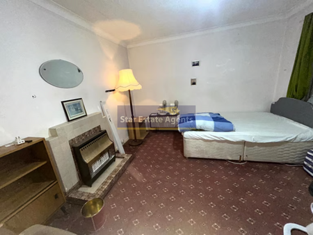 1 bedroom in a flat share to rent - Photo 3