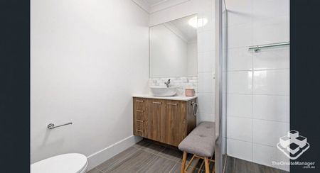 Modern Comfort & Lifestyle - 5 Years Young Townhouse in Prime Thornlands Location - Photo 5