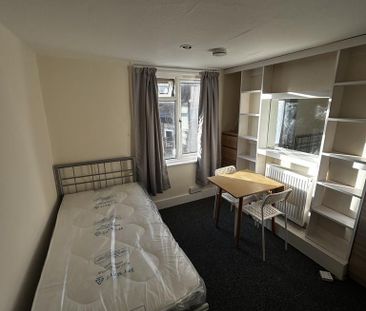 1 bedroom in a house share to rent - Photo 2