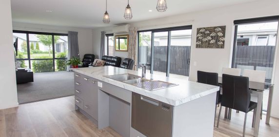 Immaculate Fully Furnished Family Home in Prime Prestons Subdivision! - Photo 2