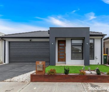 “Modern Family Home!” - Photo 4