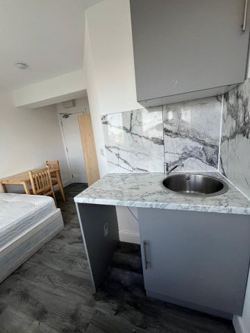 Studio Flat, High Road, IG1 - Photo 4