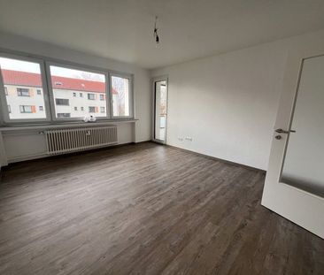 Helle 4-Zimmer-Wohnung im 3. Obergeschoss mit Balkon - Foto 1