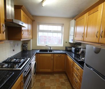Japonica Close, Woking - 3 bedrooms Property for lettings - Seymours - Photo 2