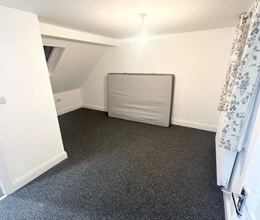 2 Bed Terraced House, Kingswood Road, IG3 - Photo 2