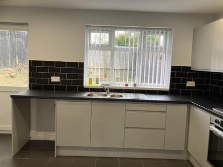 3 bedroom semi-detached house to rent - Photo 4