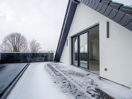 Modernes Wohnen im Dachgeschoss – Neubau mit Kamin und großem Balkon - Foto 5