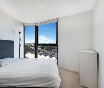 Furnished One Bedroom Apartment - Opposite Queen Victoria Market! - Photo 2