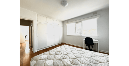 3-BEDROOM FULLY FURNISHED UNIT IN STKILDA EAST WITH TRAM AND WOOLWORTHS AT DOORSTEP. UNIT COMES WITH AN AIRCON+ BALCONY - Photo 4