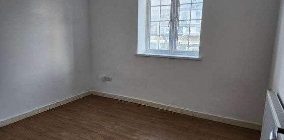 Woking, Surrey, GU21 - Photo 2