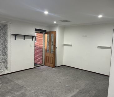 Very Tidy 3x1 with large shed to rear - Photo 2
