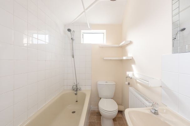 Cavendish Road, London, SW12 flat to rent - Photo 1