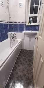 Room in a Shared Flat, Reardon House, E1W - Photo 4