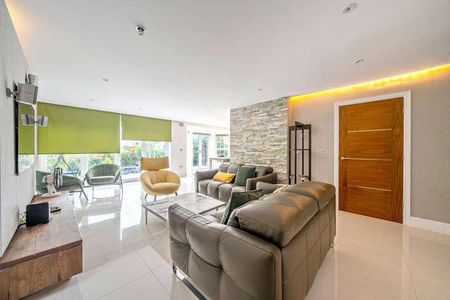 Walkers Ridge, Camberley, GU15 - Photo 4