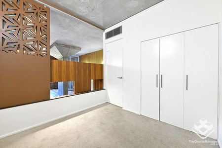 Unique warehouse conversion apartment - Photo 2