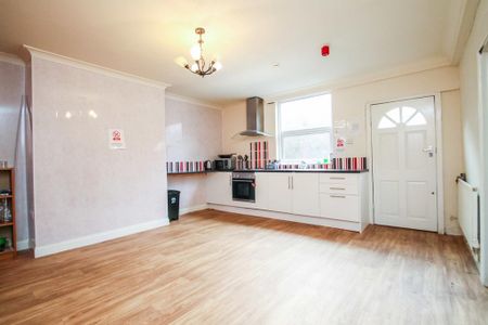 1 bedroom in a house share to rent - Photo 3