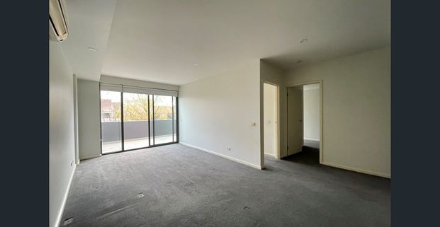 Modern Apartment for Rent – Prime North Melbourne Location! - Photo 1