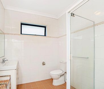 Stunning Top Floor Pet Friendly Apartment - Photo 5