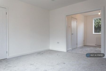 3 bedroom semi-detached house to rent - Photo 2