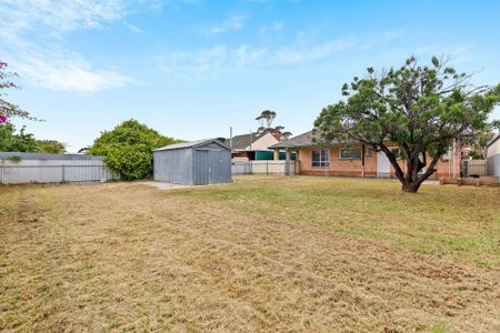 Spacious family home in a quiet street - Photo 3