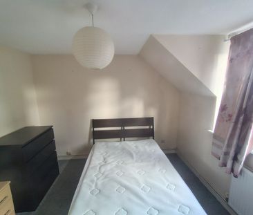 2 Bed Maisonette, York Road, SW11 - Photo 4