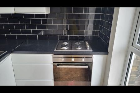 Studio Flat, Commercial Road, E14 - Photo 4