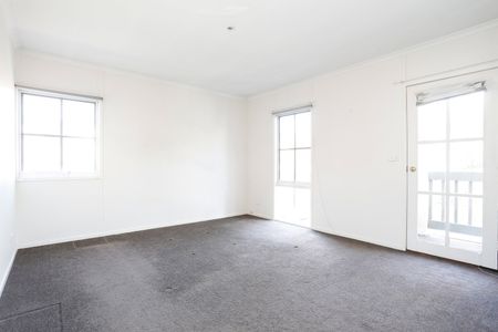 12 Neale Street, Kensington VIC 3031 - Photo 2