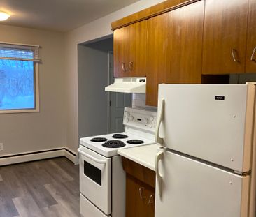 Hollycrest Manor - Photo 2