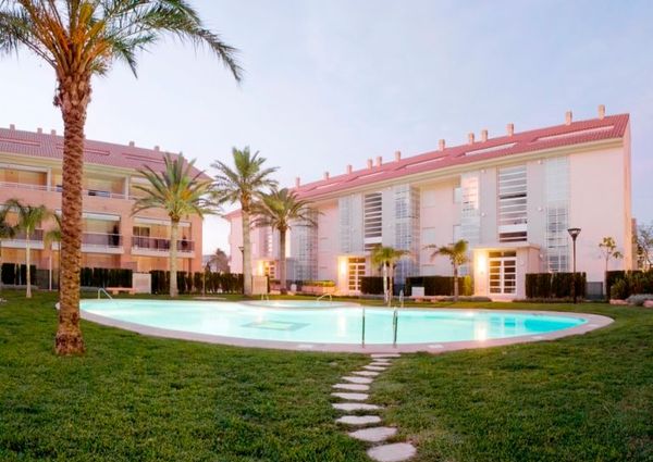 For long-term rent: apartment in Javea, Golden Garden urbanization, with 2 bedrooms and a pool.