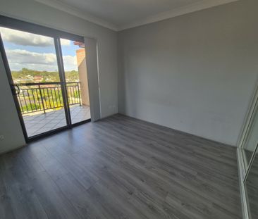 Lovely 2 Bedroom Unit - Top Floor With Great Views!!! - Photo 3