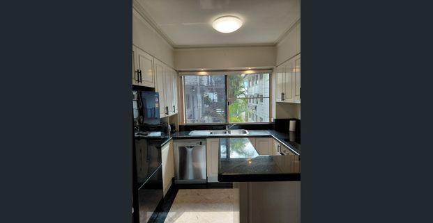 Stunning 3-Bedroom Townhouse With Ocean Views - Prime Esplanade Location - Photo 1