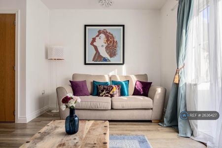 3 bedroom semi-detached house to rent - Photo 2