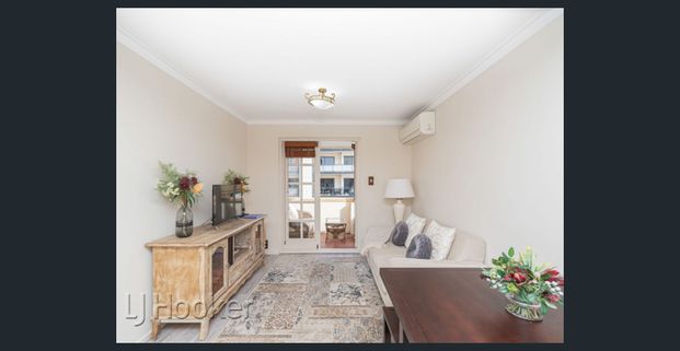 Top Floor Apartment - Photo 1