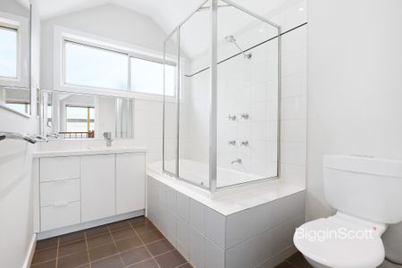 Perfect Two Bedroom Newport Townhouse - Photo 2