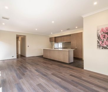 MODERN FAMILY LIVING - Photo 5