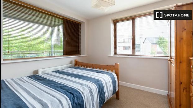 Rooms for rent in a 3-bedroom apartment in Lucan, Dublin - Photo 1