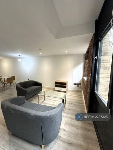 2 bedroom flat to rent - Photo 2