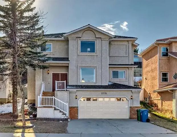 High-end 2200sf 4bd + developed basement Family Resident in Signal Hill SW | 2775 Signal Hill Drive, Calgary - Photo 1