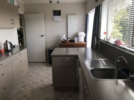 Large home in Kamo West! - Photo 3