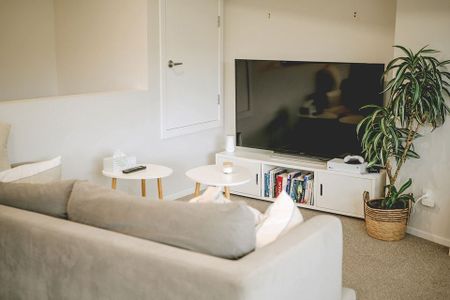 Fully furnished sunny, modern house - Photo 4