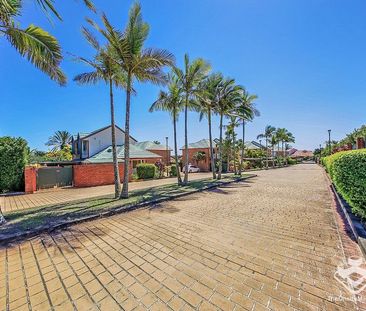 This standalone townhouse with 4 air-cons andfree swimming pool and... - Photo 6