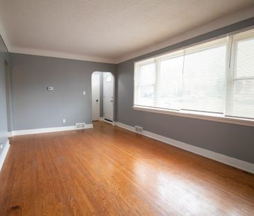 **CHARMING** 2-BEDROOM MAIN UNIT IN ST.CATHARINES!! - Photo 4