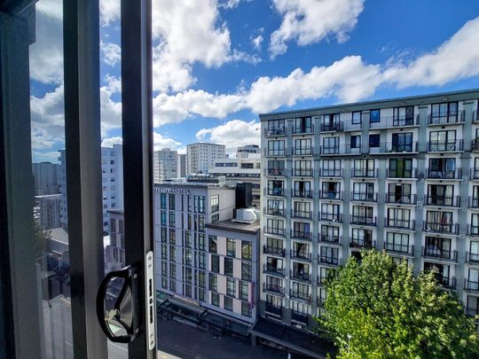 Large one bedroom in the city - Photo 1